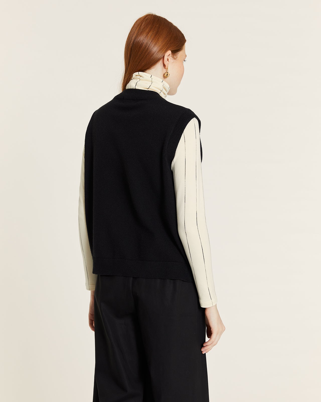 CHALECO DE PUNTO CON BOTONES DE CORAZON NEGRO