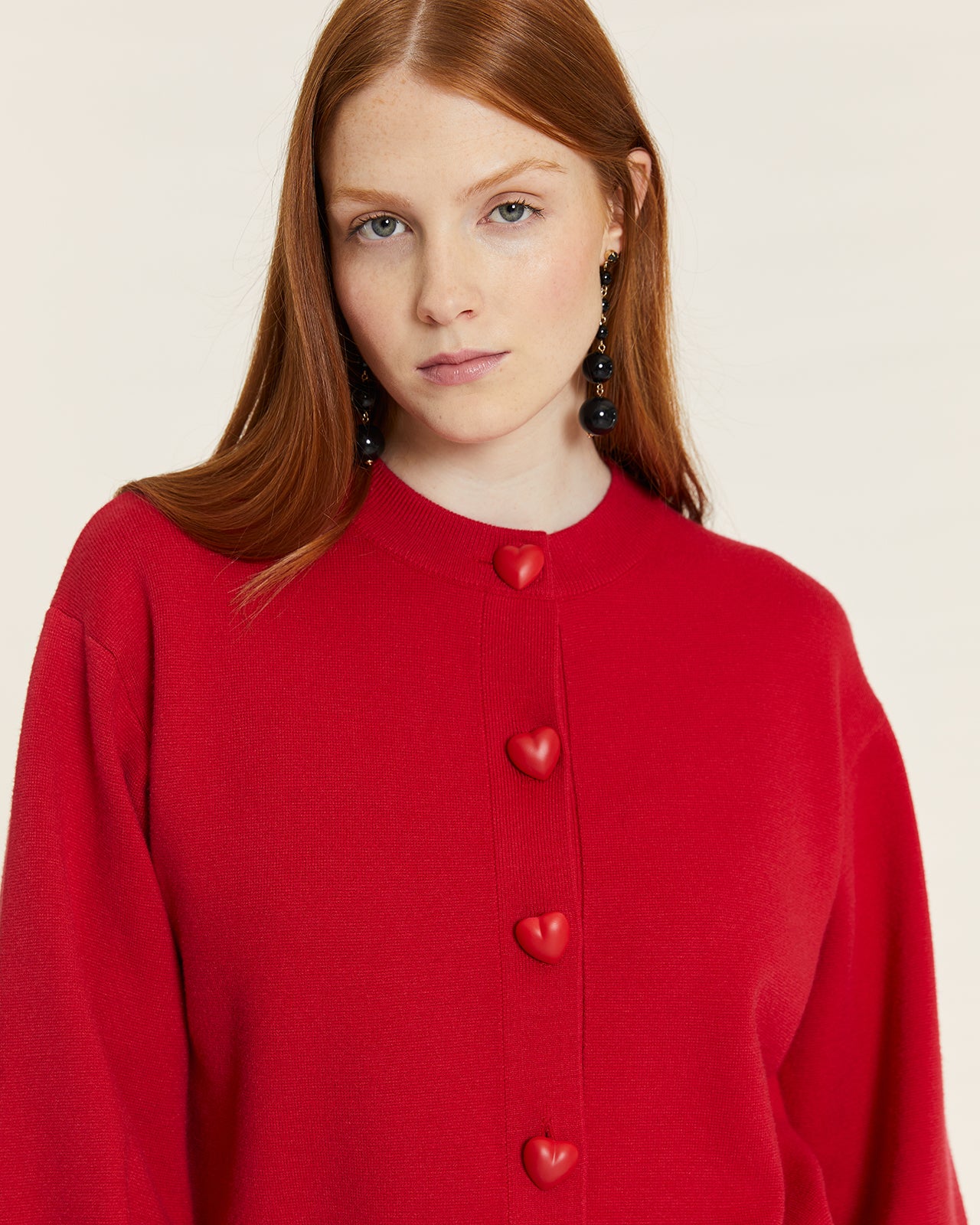 REBECA CON BOTONES DE CORAZON ROJA
