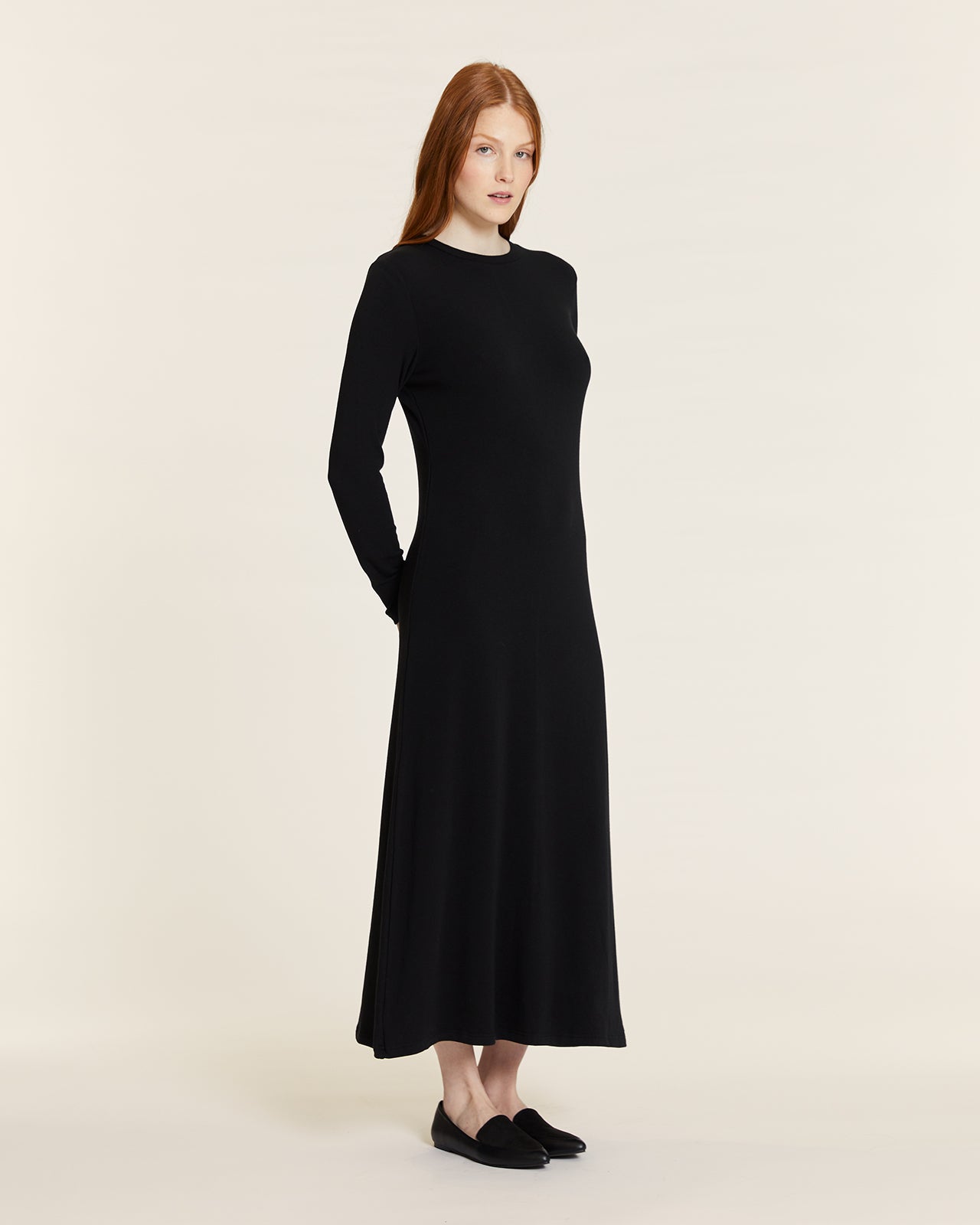 VESTIDO MIDI DE PUNTO NEGRO