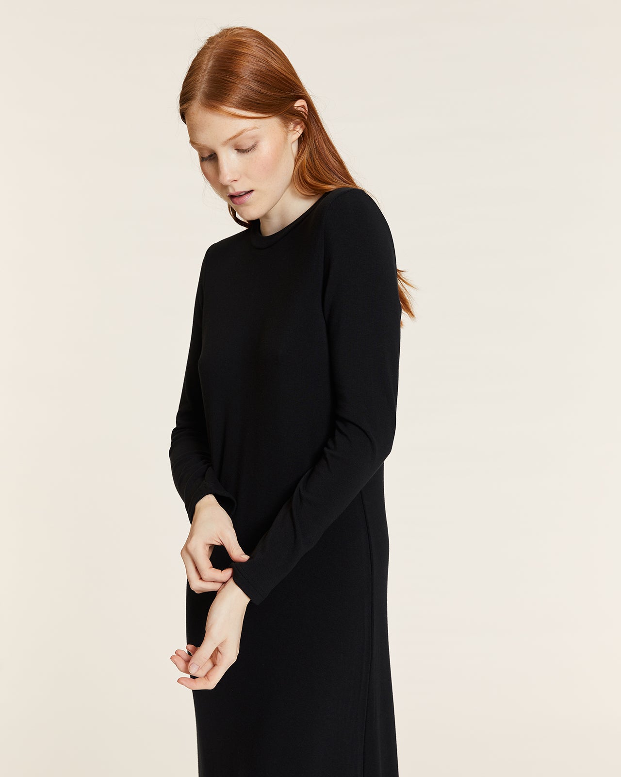 VESTIDO MIDI DE PUNTO NEGRO