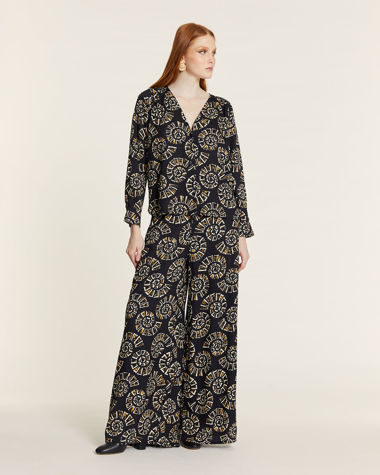 CAMISA CARACOLAS CON CUELLO DE PICO