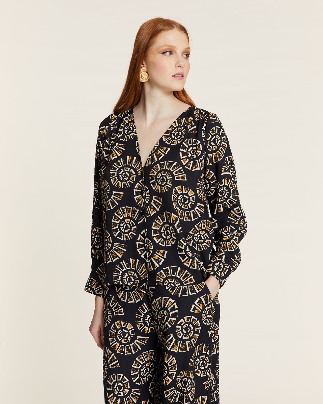 CAMISA CARACOLAS CON CUELLO DE PICO