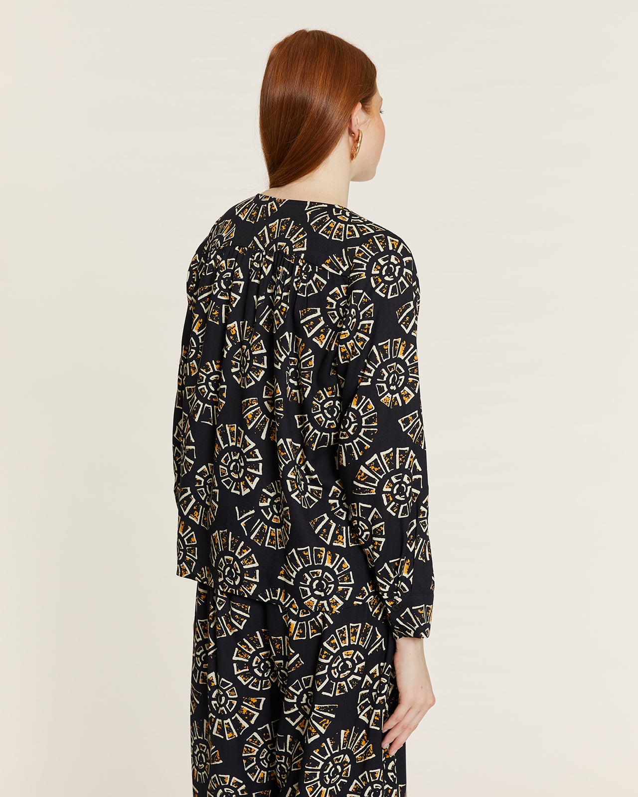 CAMISA CARACOLAS CON CUELLO DE PICO