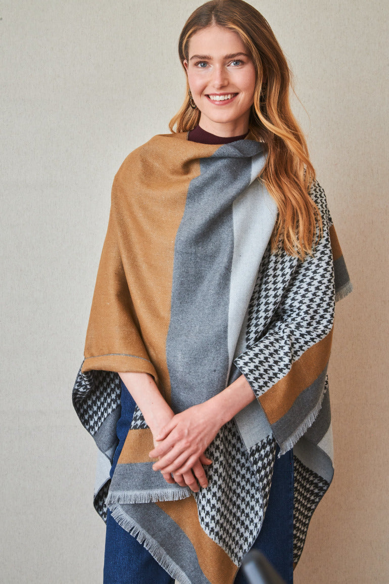 PONCHO CUADROS CON FLECOS BAJO