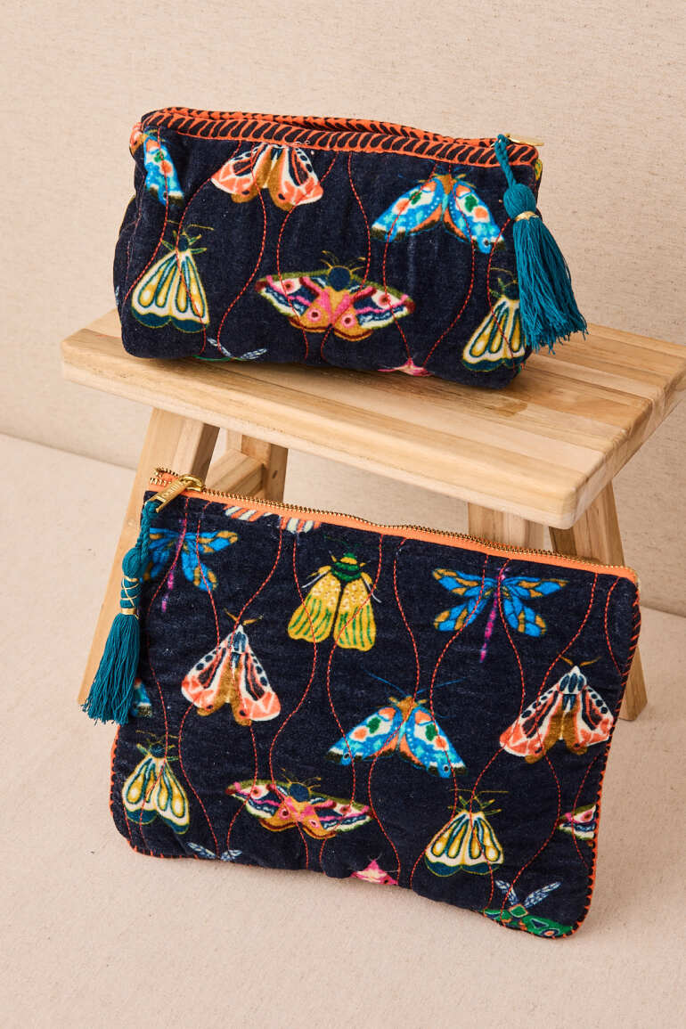 BOLSITA NECESER TERCIOPELO INSECTOS COLOR AZUL MARINO