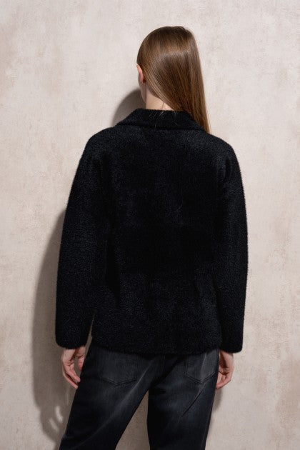 ABRIGO NEGRO CORTO CON EFECTO PELO