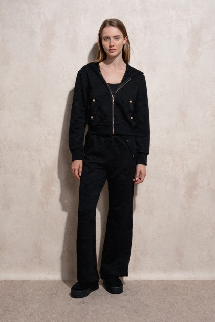 CHAQUETA CON CAPUCHA NEGRA