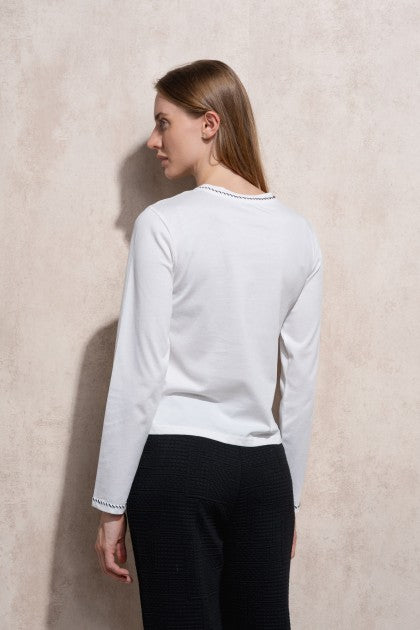 SUÉTER BLANCO CON BORDADO Y APLICACIÓN