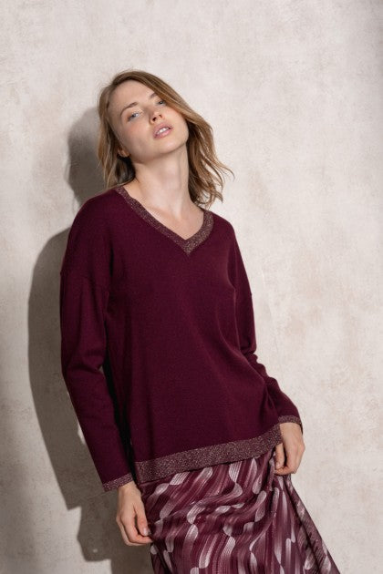 SUÉTER DE PUNTO DE LÚREX CON CUELLO EN V COLOR BERENJENA