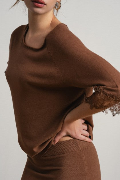CONJUNTO DE JERSEY Y FALDA CON BORDADO INGLES MARRON