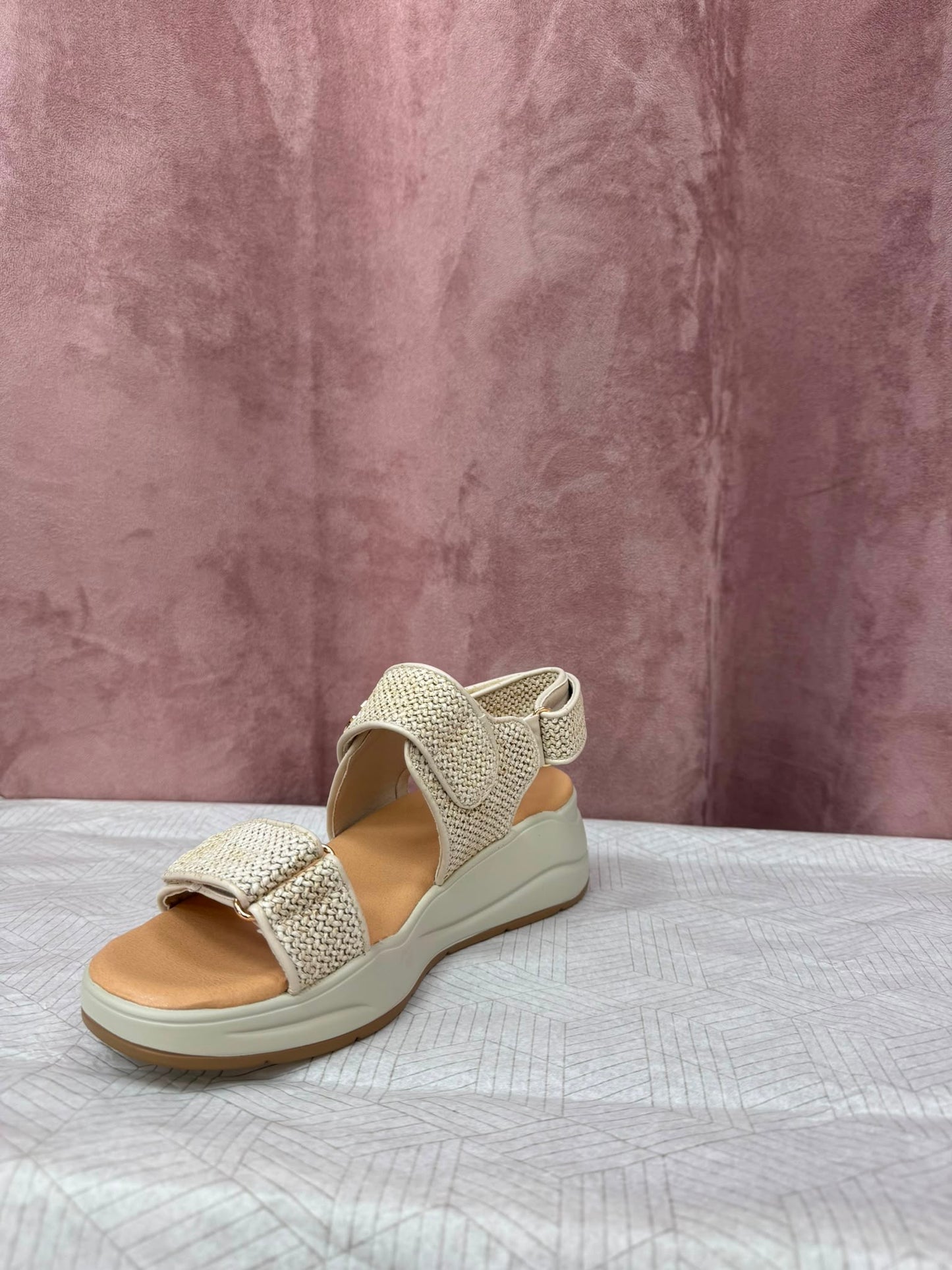 Sandalia comodona beige