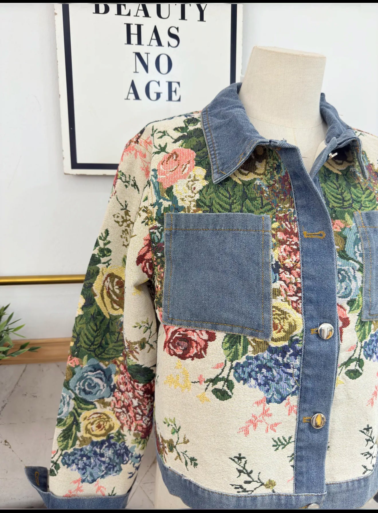 CHAQUETA TAPIZ ESTAMPANDO FLORES COMBIANDA VAQUERA