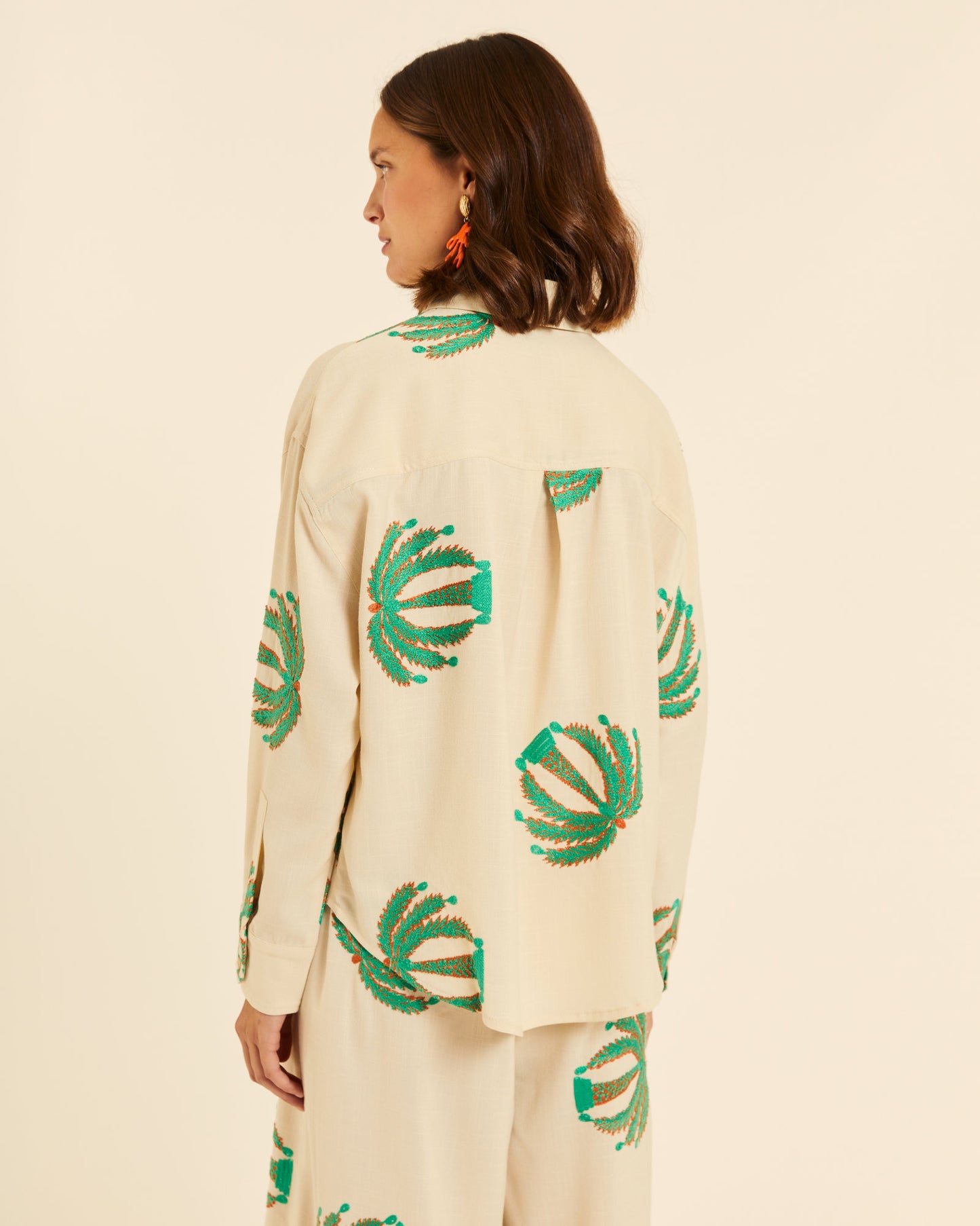 CAMISA CON BORDADO PALMERAS