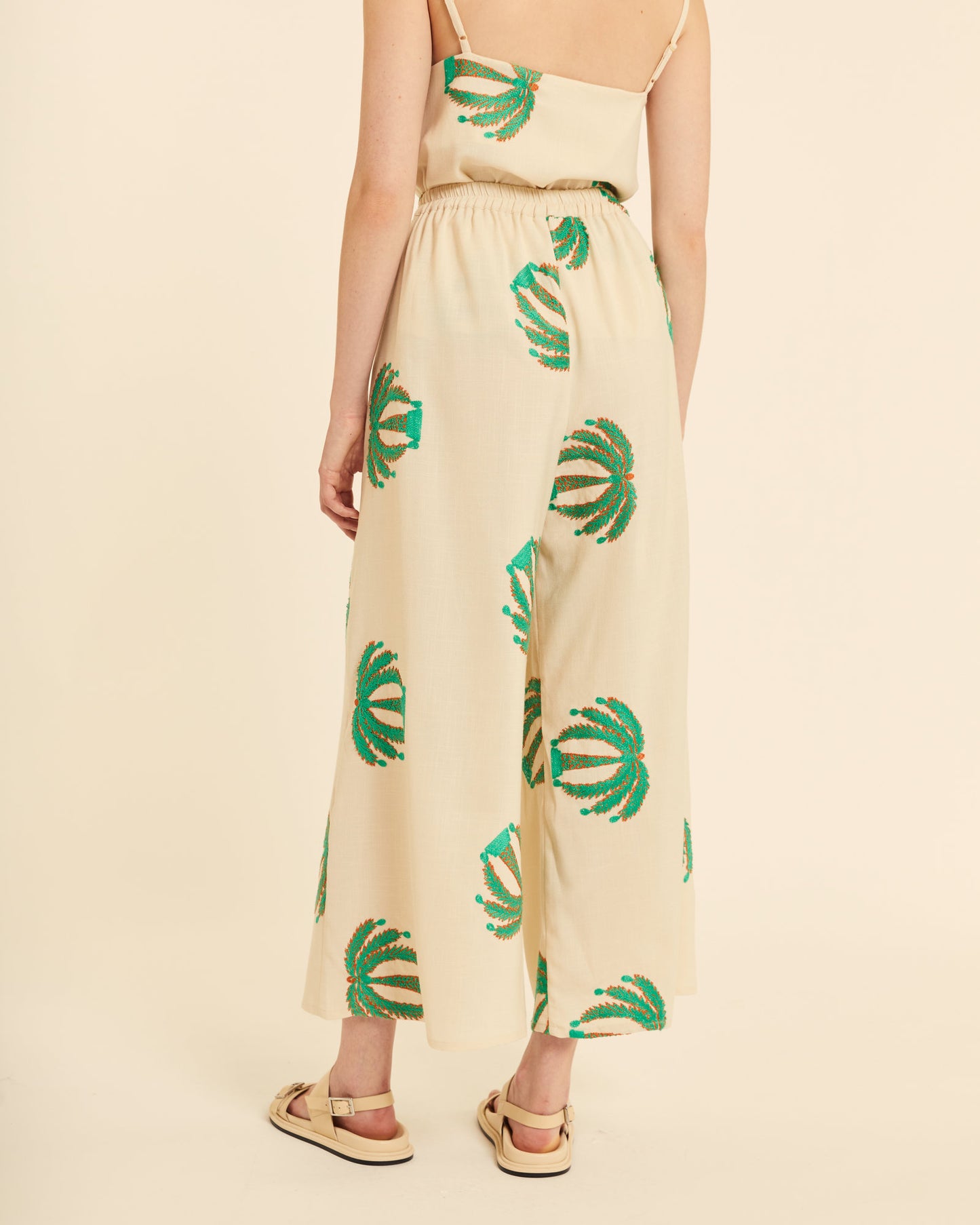 PANTALON AMPLIO CON BORDADO PALMERAS