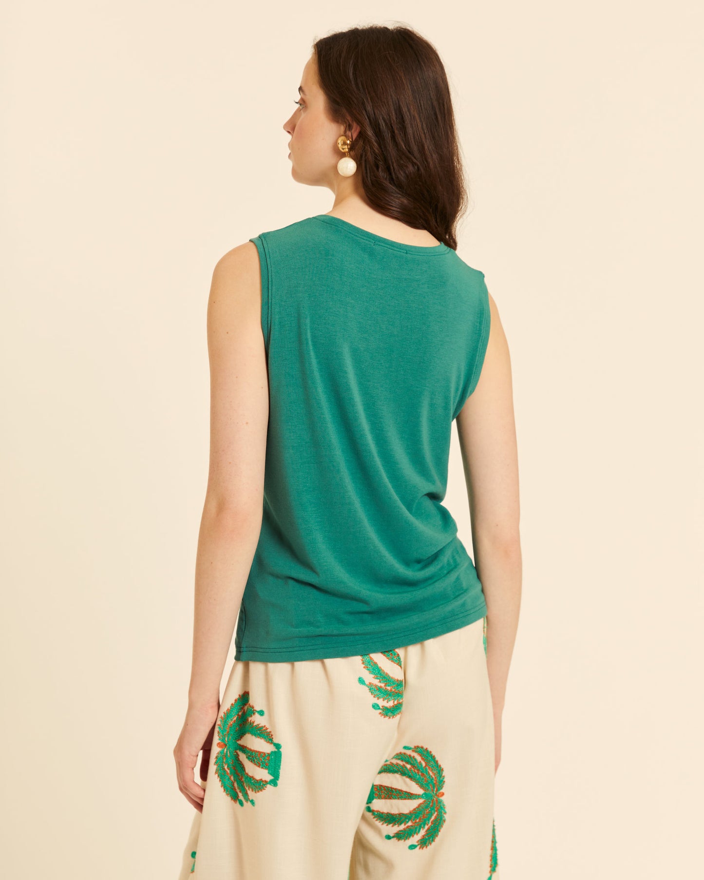 TOP CON DETALLE EN HOMBRE VERDE