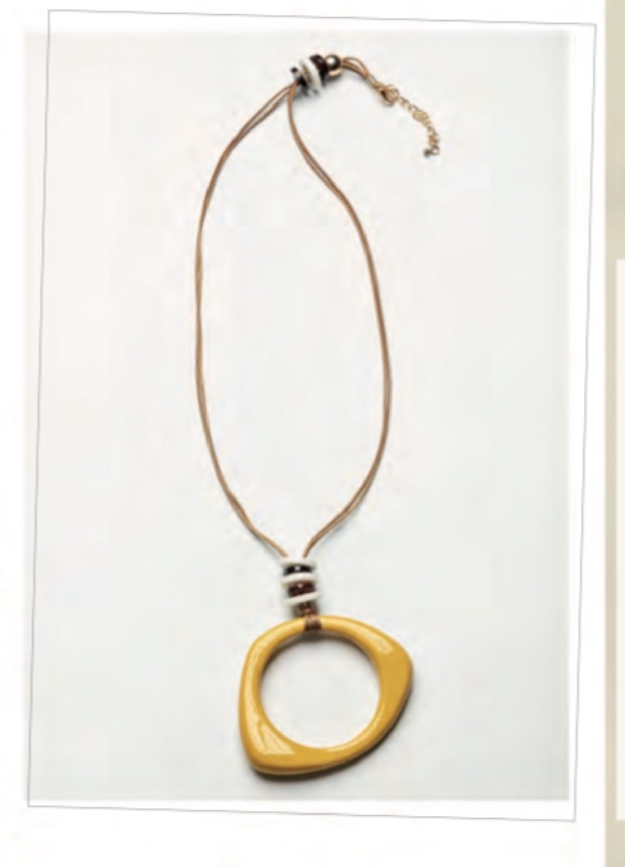COLLAR LARGO MOSTAZA