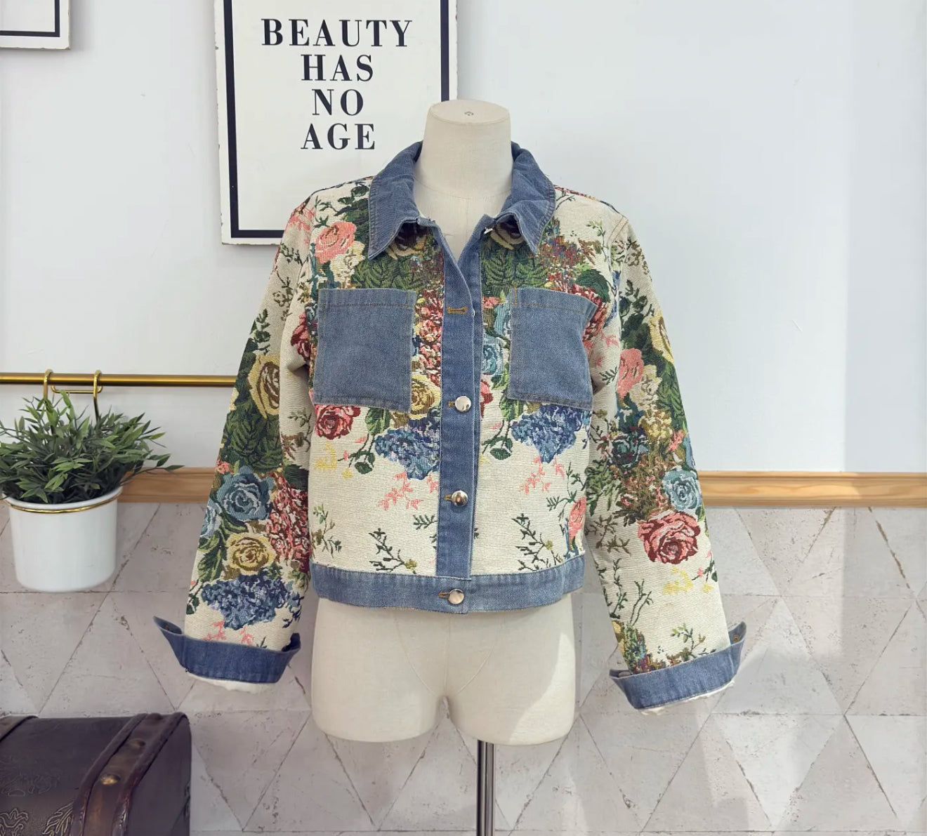 CHAQUETA TAPIZ ESTAMPANDO FLORES COMBIANDA VAQUERA