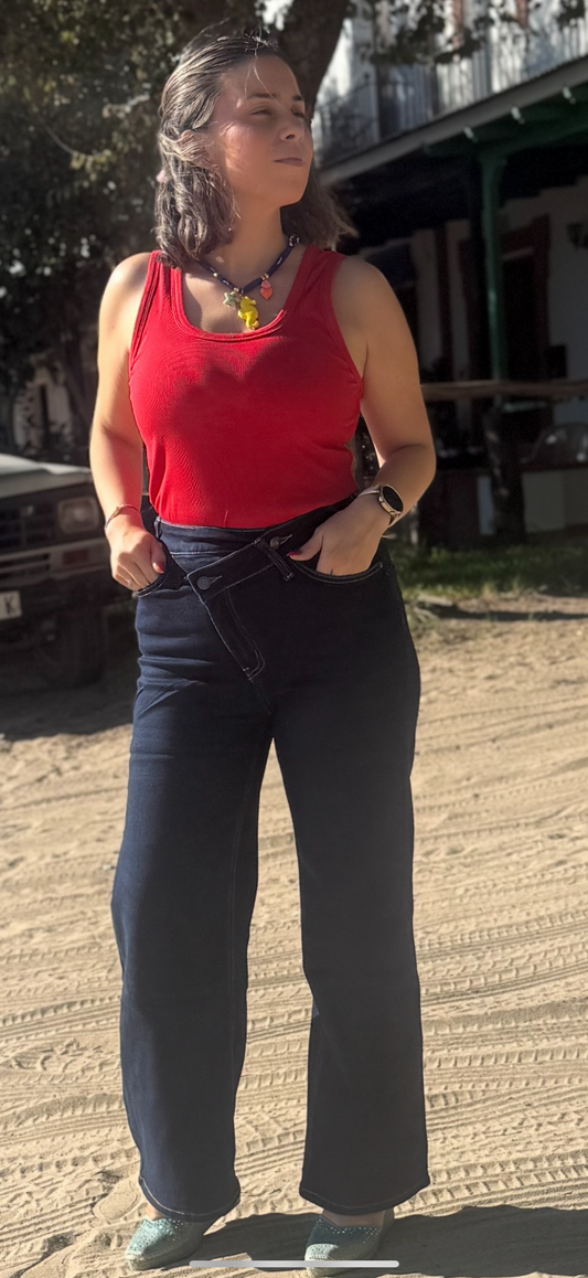 PANTALÓN VAQUERO BOTÓN DESIGUAL