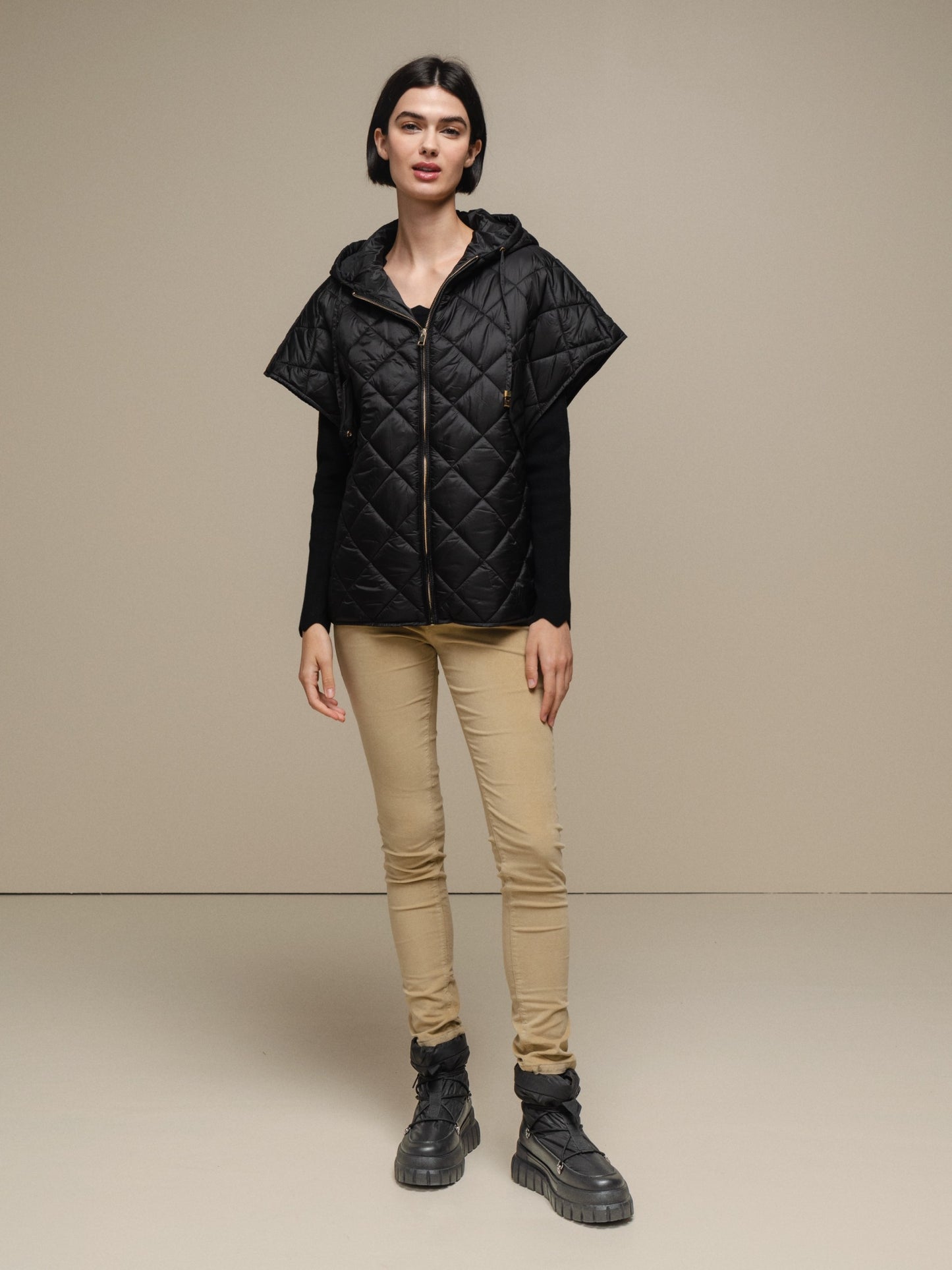 CHAQUETA PONCHO ACOLCHADA NEGRA