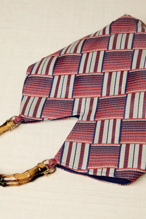 BOLSO TRENZADO CON ASA BAMBU