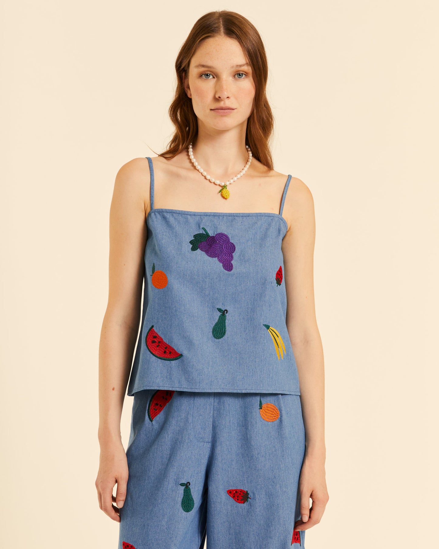 TOP DENIM CON BORDADOS FRUTALES