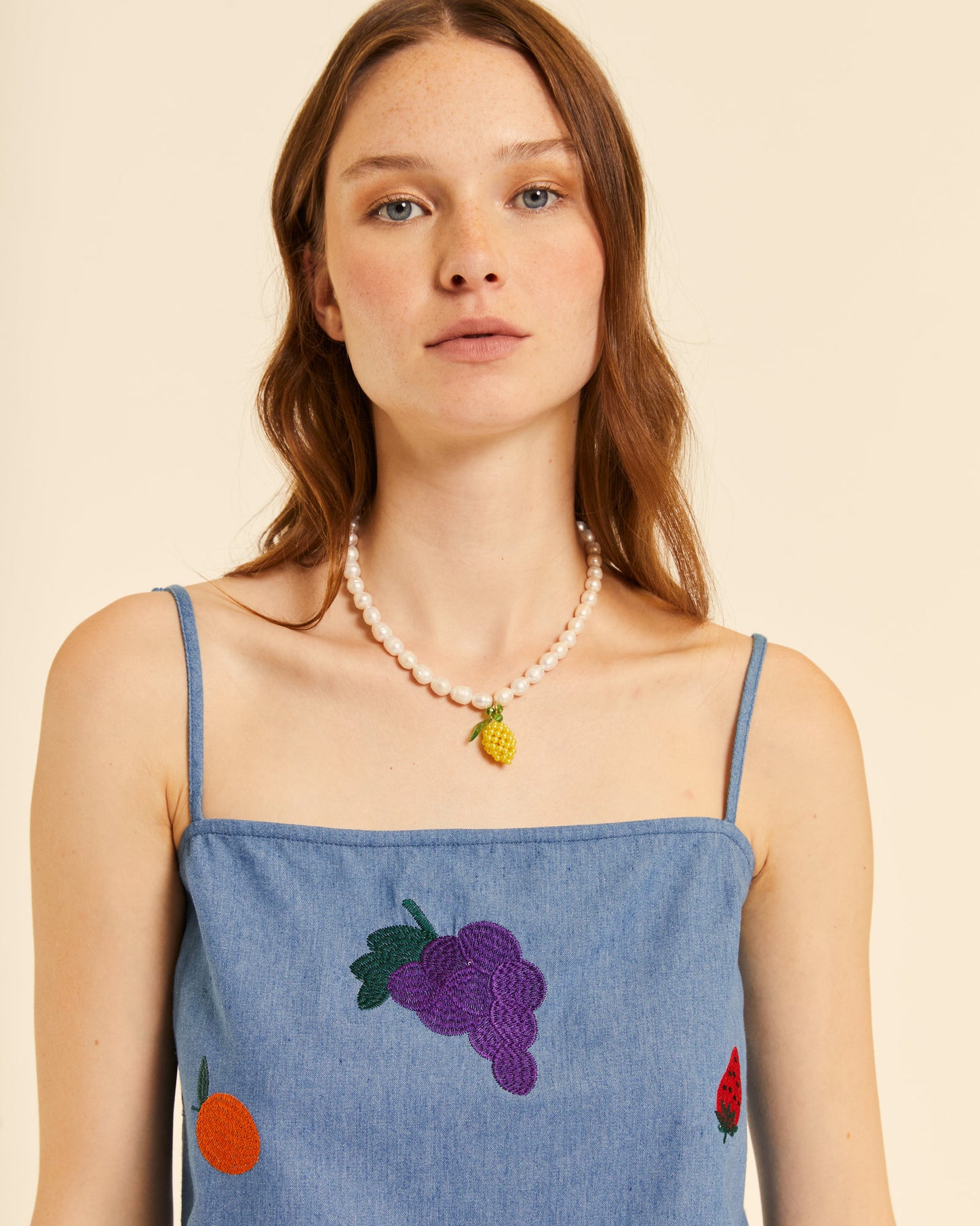 TOP DENIM CON BORDADOS FRUTALES