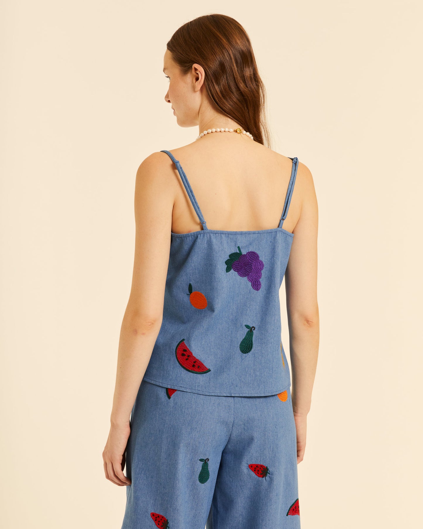 TOP DENIM CON BORDADOS FRUTALES