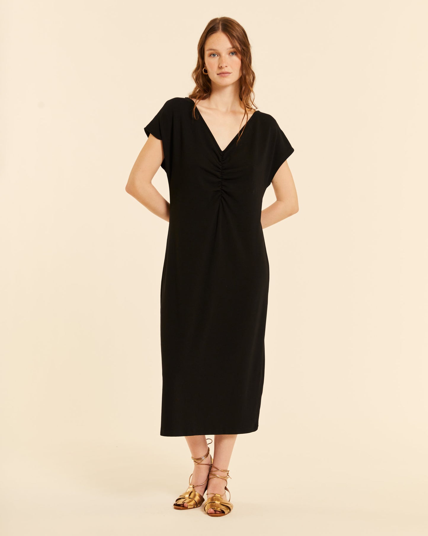 VESTIDO DE PUNTO CON CUELLO PICO PEACH