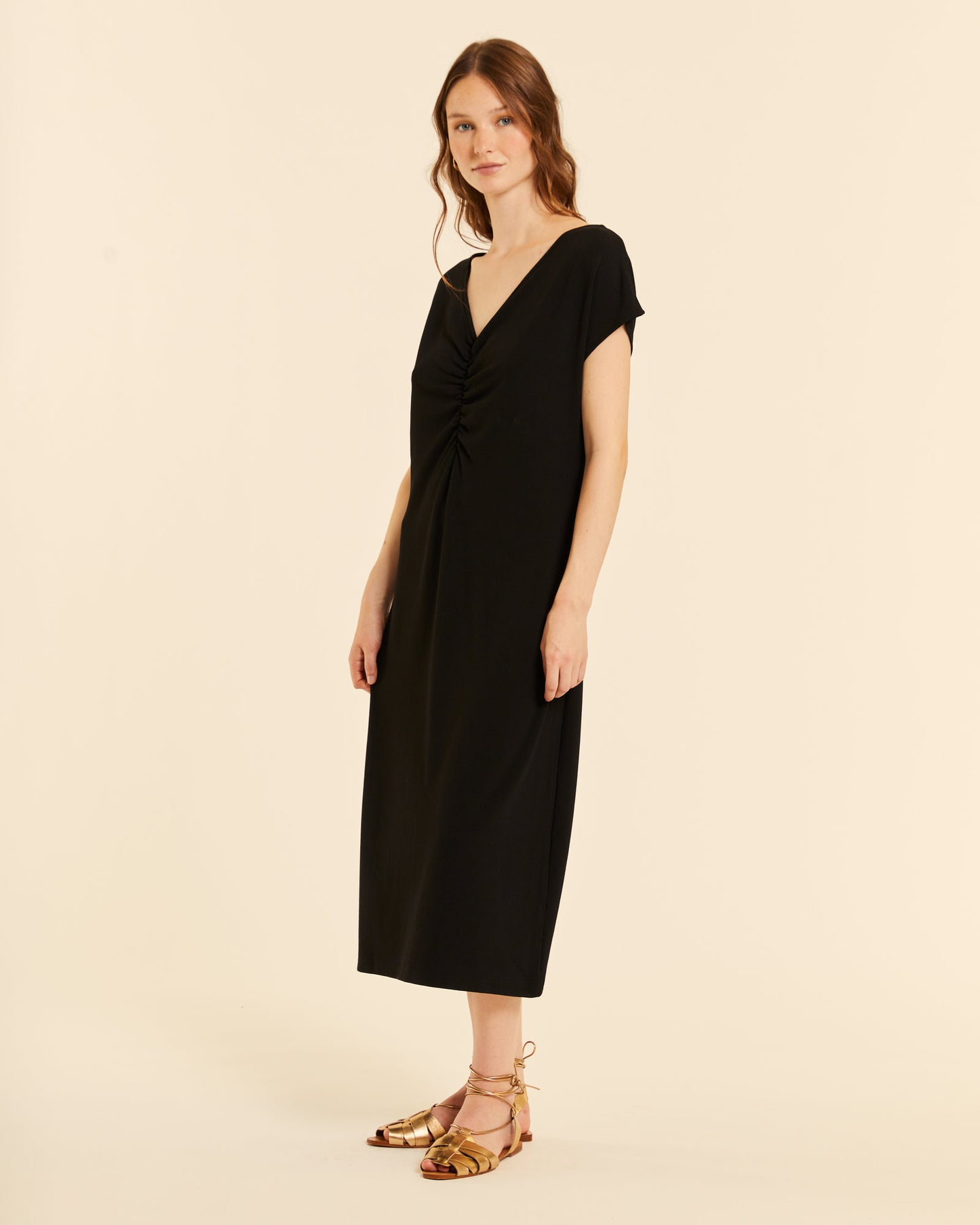 VESTIDO DE PUNTO CON CUELLO PICO PEACH