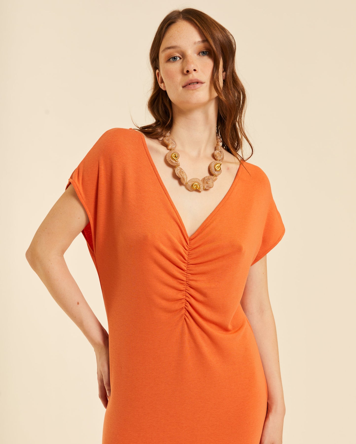 VESTIDO DE PUNTO CON CUELLO PICO PEACH