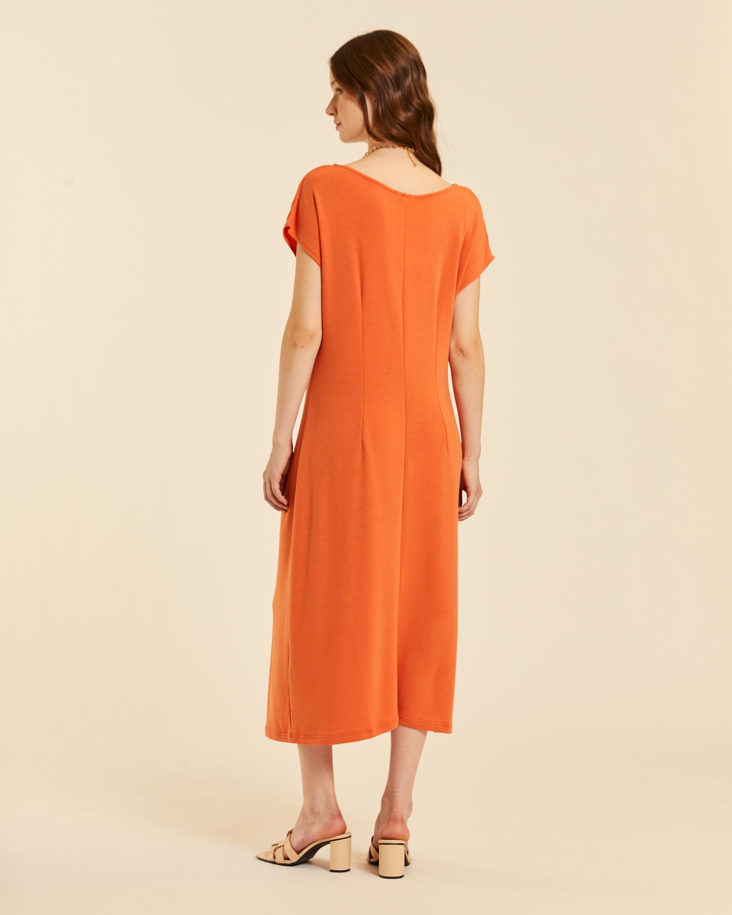 VESTIDO DE PUNTO CON CUELLO PICO PEACH