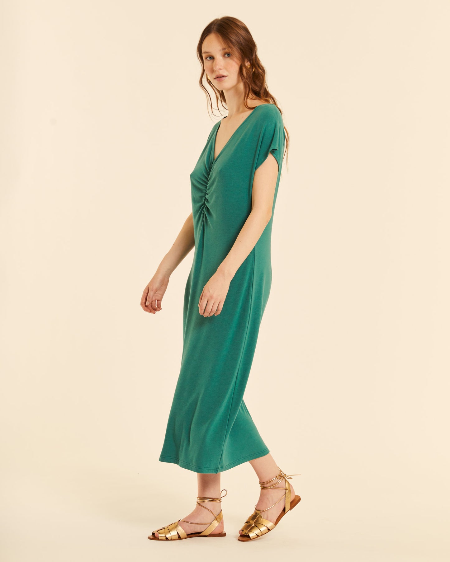VESTIDO DE PUNTO CON CUELLO PICO PEACH