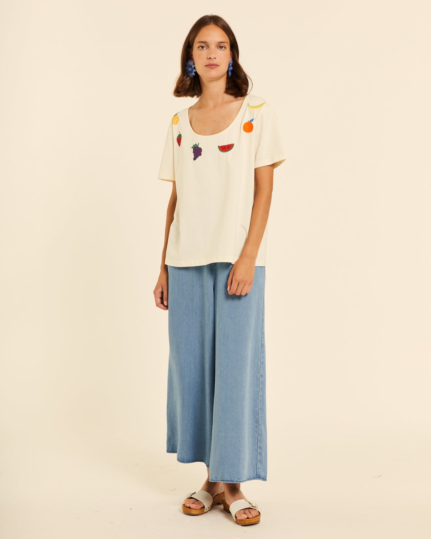 CAMISETA CON BORDADO DE FRUTAS