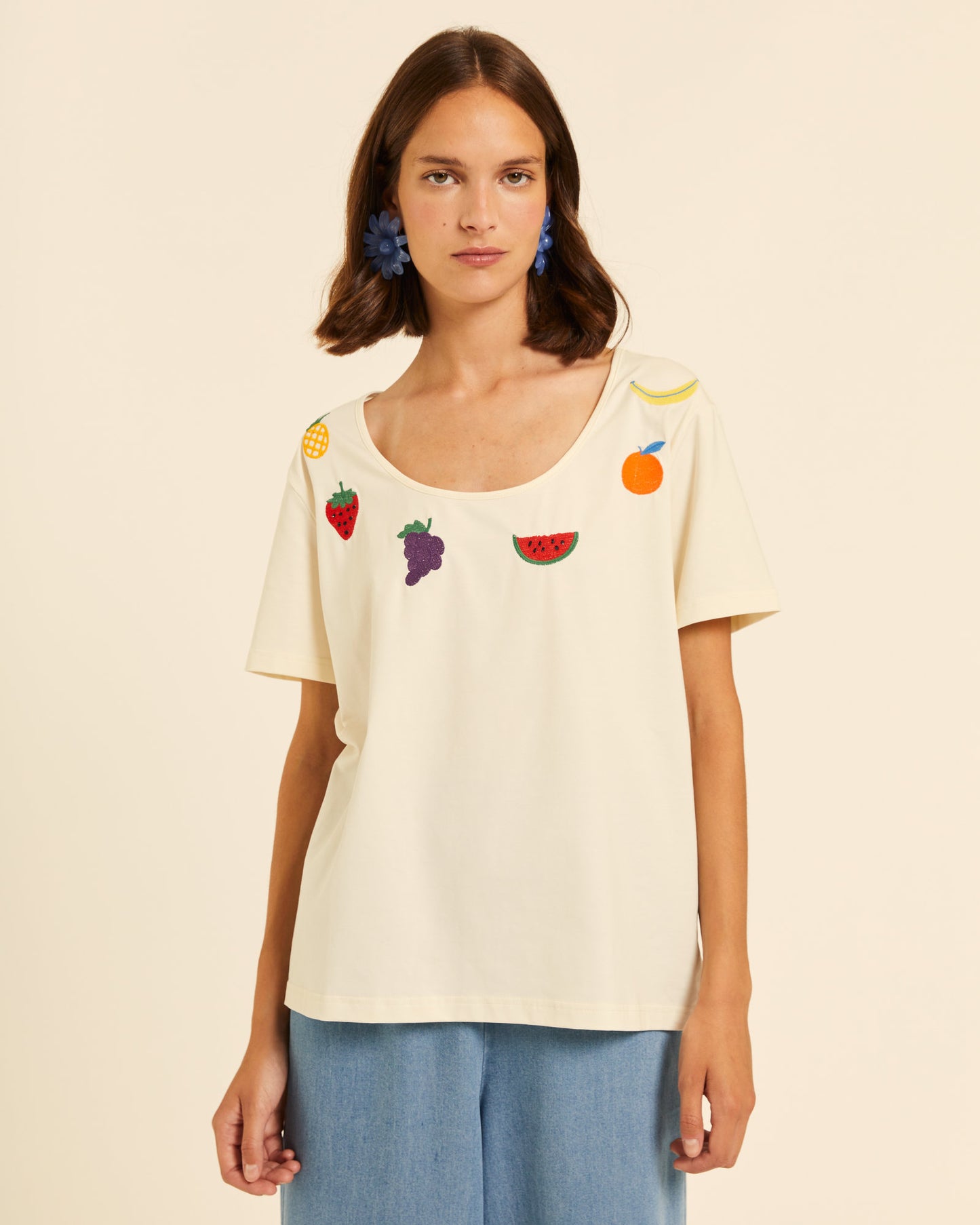 CAMISETA CON BORDADO DE FRUTAS