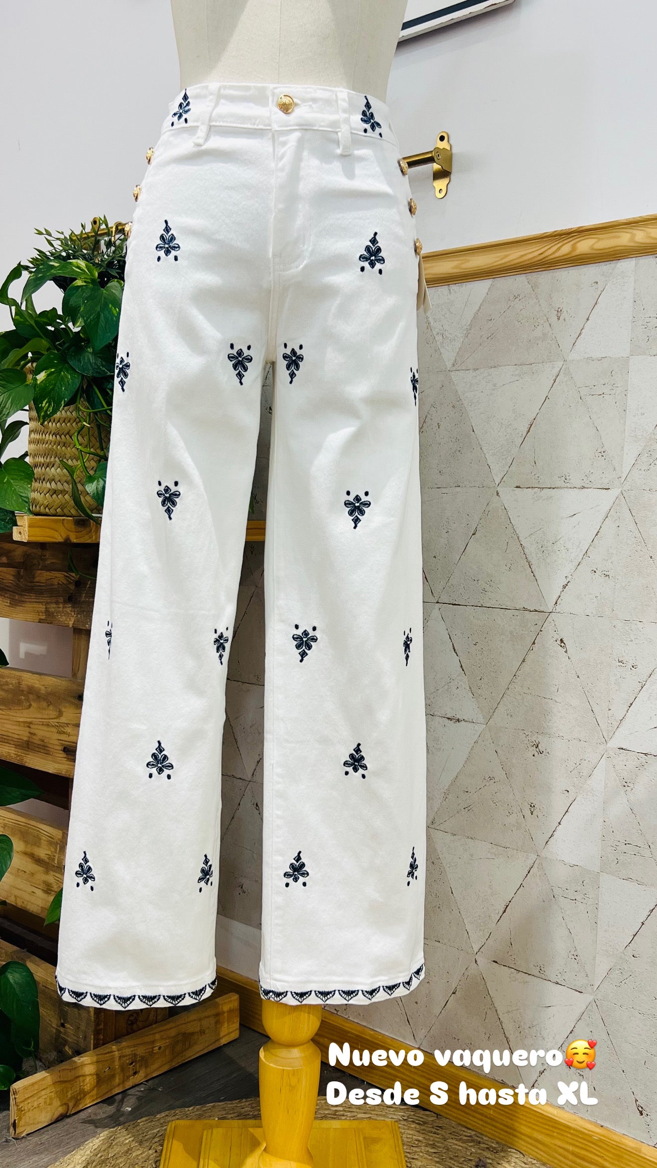 PANTALON VAQUERO BLANCO BORDADOS AZULES