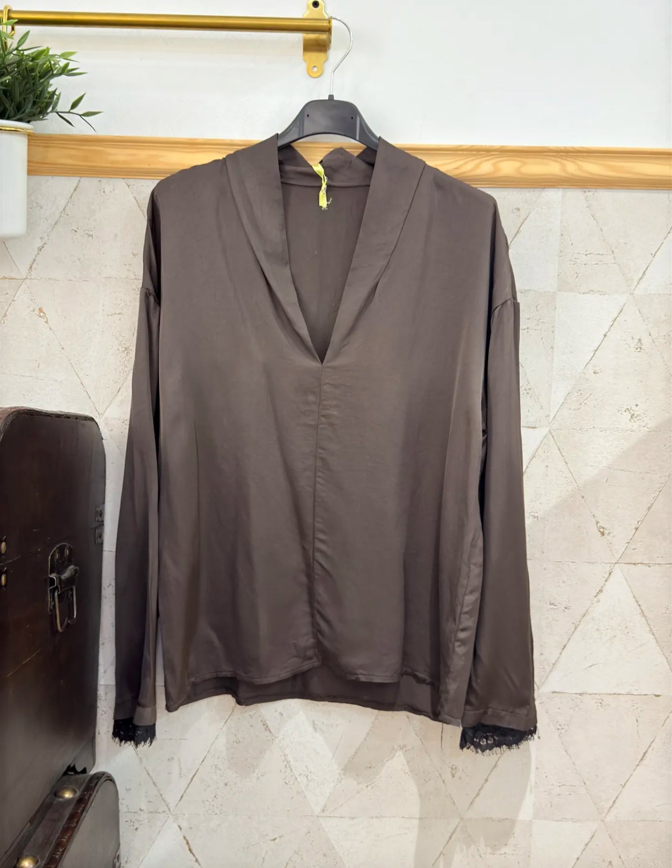 CAMISA ENCAJE MANGA CUELLO PICO SATEN