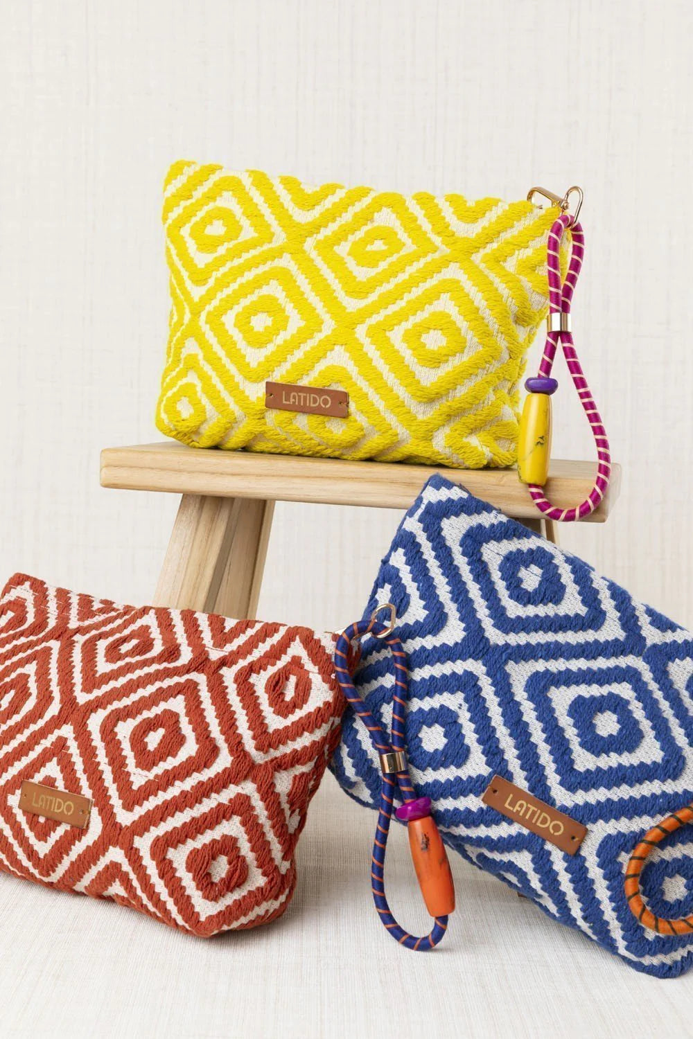 CARTERA DE MANO BORDADA