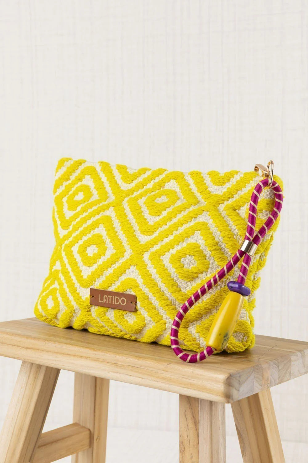 CARTERA DE MANO BORDADA