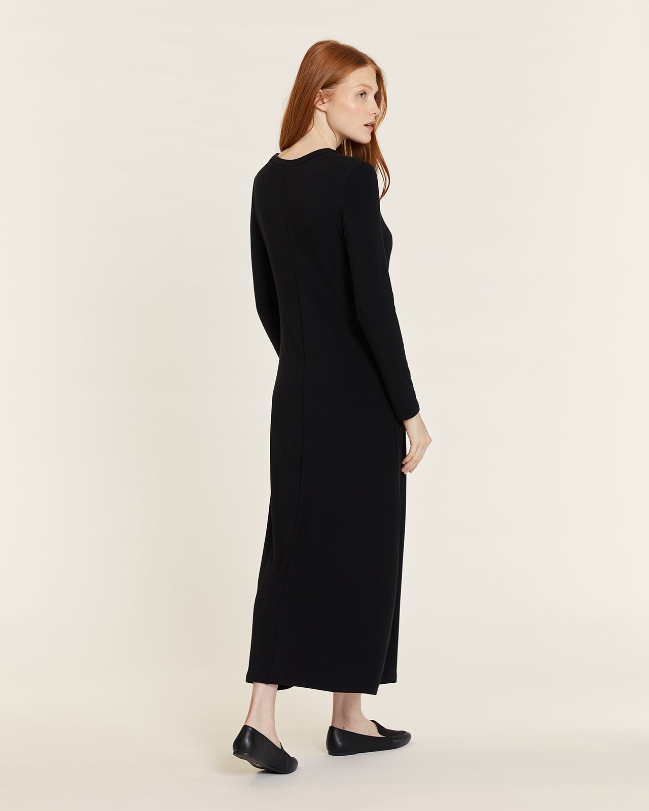 VESTIDO MIDI DE PUNTO NEGRO