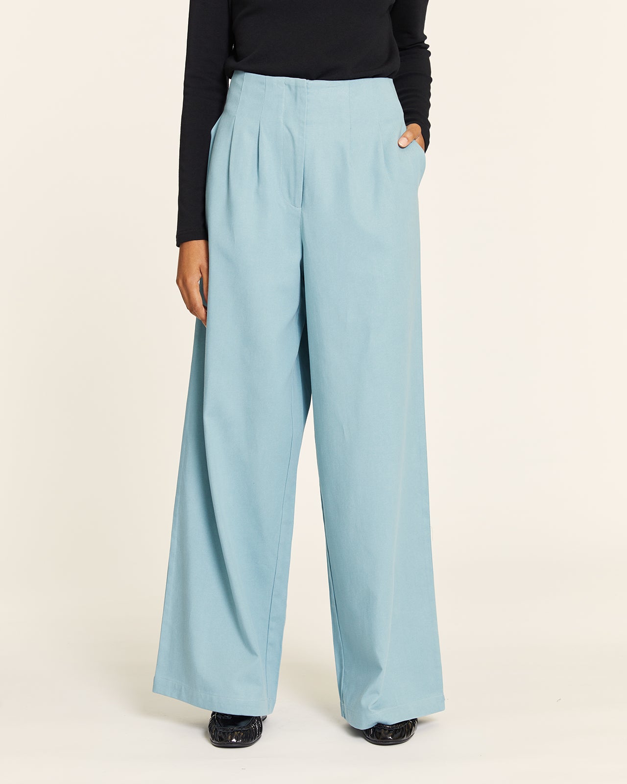 PANTALON TENCEL CON PINZAS DENIM