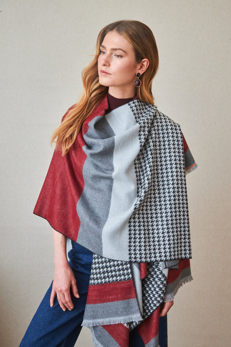 PONCHO CUADROS CON FLECOS BAJO