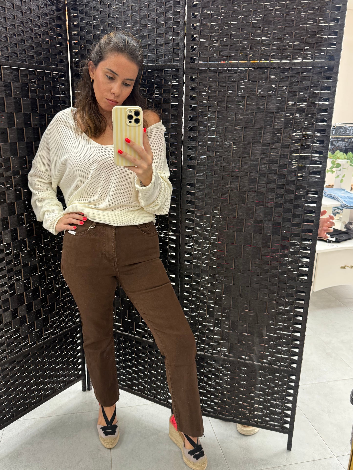 PANTALON VAQUERO DESILACHADO MARRON