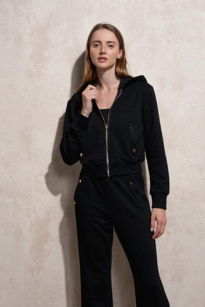 CHAQUETA CON CAPUCHA NEGRA