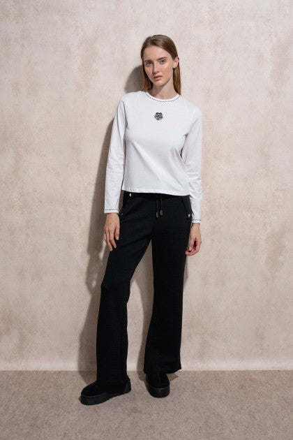 SUÉTER BLANCO CON BORDADO Y APLICACIÓN