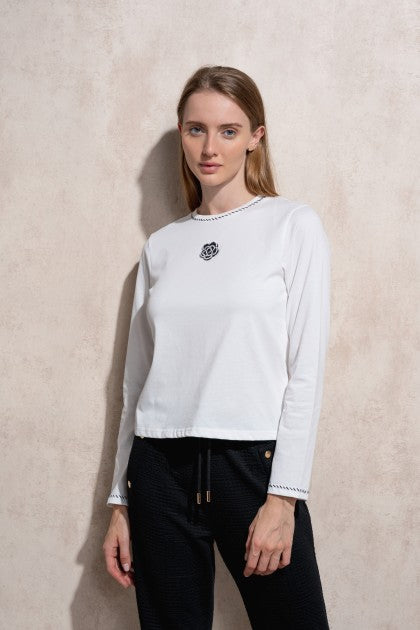 SUÉTER BLANCO CON BORDADO Y APLICACIÓN