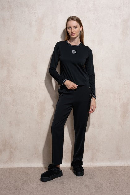 SUÉTER NEGRO CON BORDADO Y APLICACIÓN