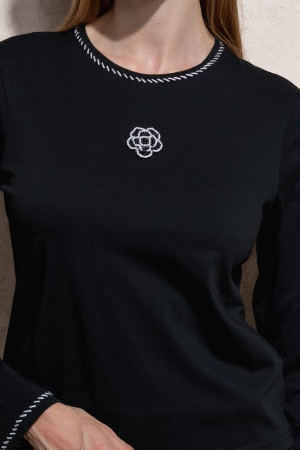 SUÉTER NEGRO CON BORDADO Y APLICACIÓN