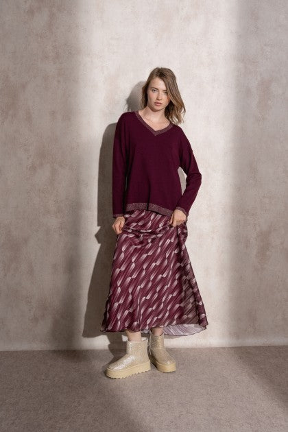 SUÉTER DE PUNTO DE LÚREX CON CUELLO EN V COLOR BERENJENA