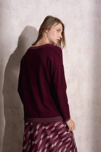 SUÉTER DE PUNTO DE LÚREX CON CUELLO EN V COLOR BERENJENA