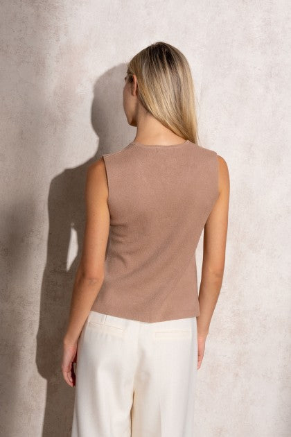 CHALECO DE PUNTO CON BOTONES DORADOS